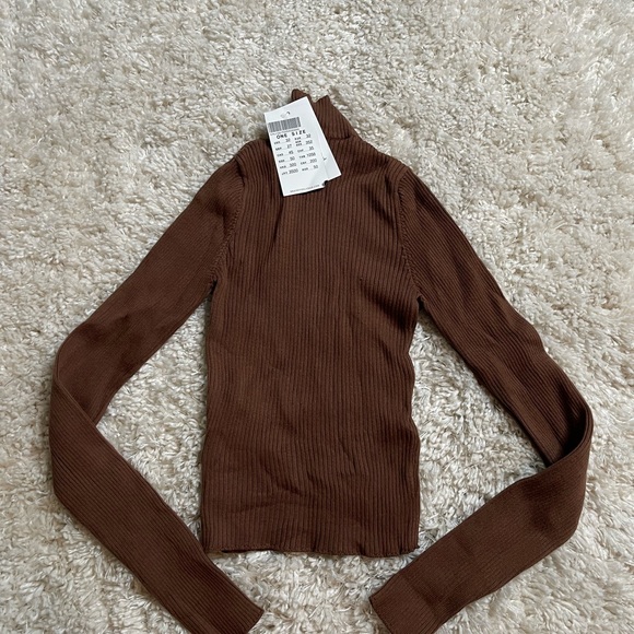 Brandy Melville Ribbed Mock Turtleneck Size One-Size - Picture 12 of 12